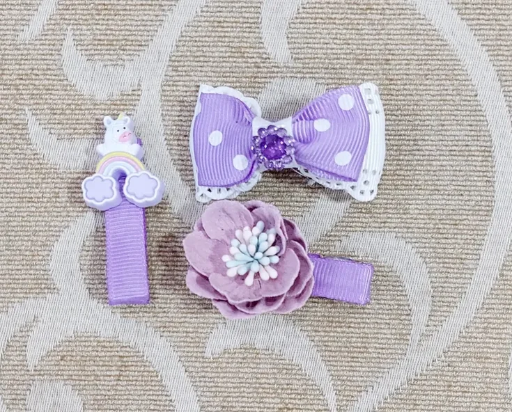 Aksesori rambut bernuansa ungu lilac dengan jepit bunga dan pita